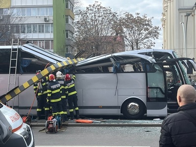 Accidentul în care a fost implicat un autocar cu turişti greci la Pasajul Unirii - Avocatul şoferului: Unele dintre părţile vătămate mi-au cerut să le reprezint împotriva autorităţilor române. Ar fi fost conflict de interese / Urmează a se face expertize