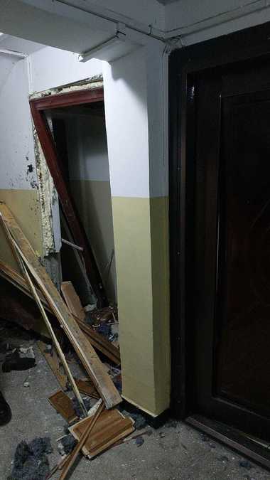 UPDATE - Explozie într-un apartament situat la parterul unui bloc din Piteşti/ O femeie de 69 de ani, transportată la spital/ Pagube la mai multe apartamente