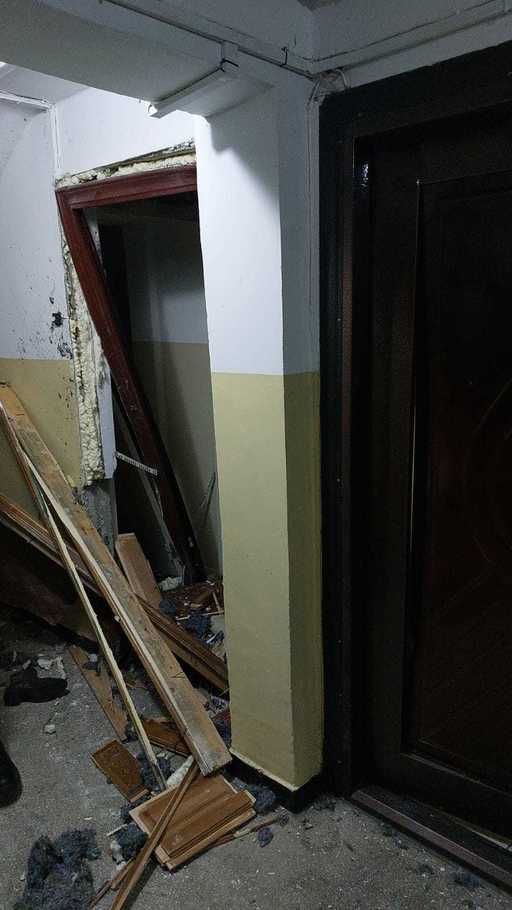 UPDATE - Explozie într-un apartament situat la parterul unui bloc din Piteşti/ O femeie de 69 de ani, transportată la spital/ Pagube la mai multe apartamente