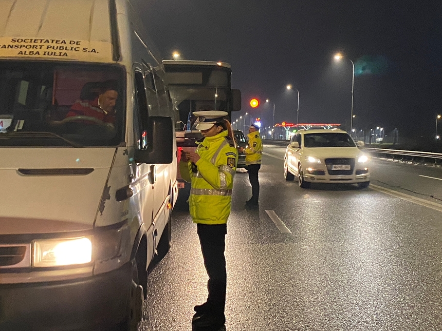 Acţiune a Poliţiei Române pentru verificarea transportului public de persoane. Sunt organizate filtre în toate judeţele şi în Bucureşti - FOTO, VIDEO