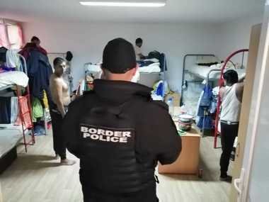 Timiş: Descinderi ale poliţiştilor de frontieră pentru prevenirea migraţiei ilegale/ Au fost depistate aproape 100 de persoane cazate în mai multe pensiuni