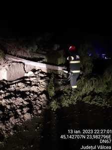 UPDATE - Trafic blocat pe DN 67, la Horezu, din cauza unei alunecări de teren / Mai multe pietre şi copaci au ajuns pe carosabil / Nu sunt victime

