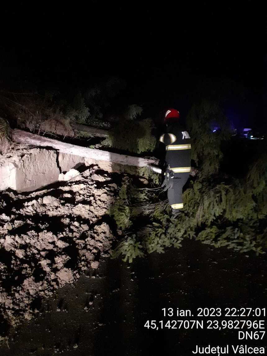 UPDATE - Trafic blocat pe DN 67, la Horezu, din cauza unei alunecări de teren / Mai multe pietre şi copaci au ajuns pe carosabil / Nu sunt victime

