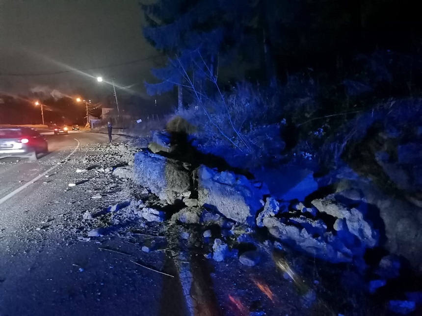 Restricţii de trafic pe DN 67, afectat de o alunecare de teren produsă vineri seară - FOTO
