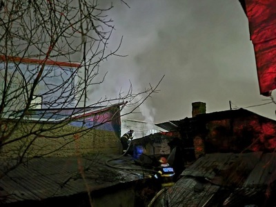 Giurgiu: Zeci de vârstnici cazaţi într-un cămin, evacuaţi din cauza unui incendiu care a cuprins o casă din apropiere - FOTO

