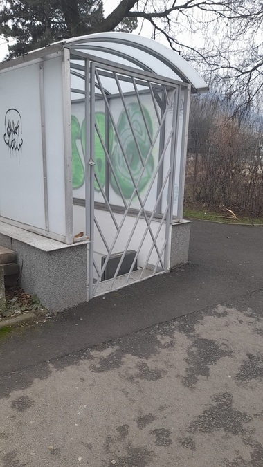 UPDATE - Prezenţa unui colet suspect, semnalată în Braşov. Intervin specialiştii, care au delimitat zona / Geanta suspectă era goală. Restricţiile au fost ridicate - FOTO
