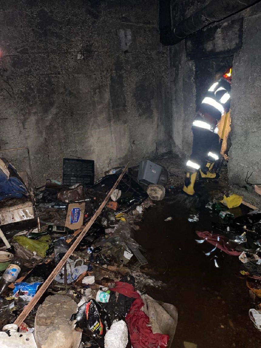 Teleorman: Locatarii unui bloc din Alexandria, evacuaţi în urma unui incendiu pornit la subsol din cauza unei lumânări - FOTO
