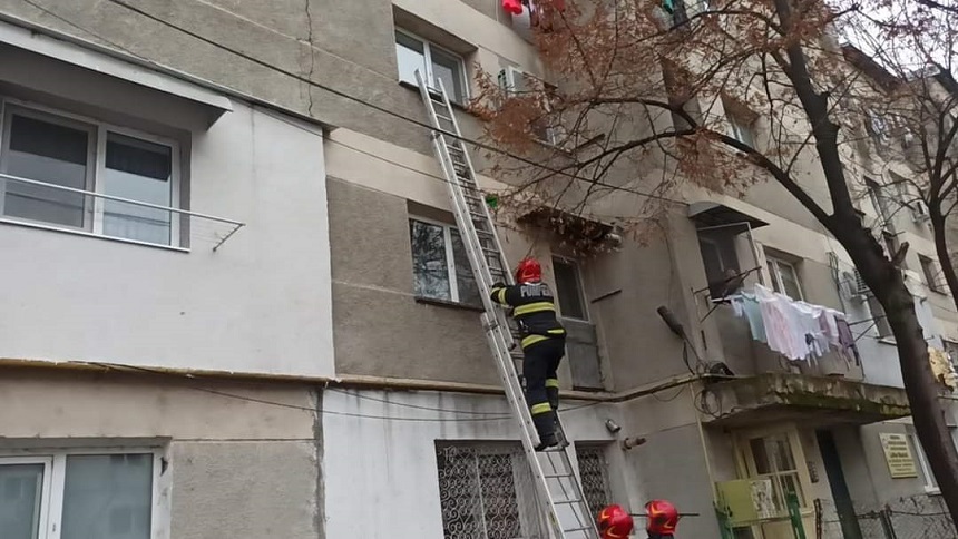 Bârlad - Copil de un an şi nouă luni, blocat în apartament, salvat de pompieri - FOTO, VIDEO