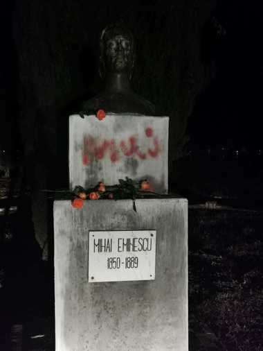 Mehedinţi: Poliţiştii îi caută pe cei care au vandalizat statuia lui Mihai Eminescu de la Orşova/ Au fost scrise texte obscene cu vopsea roşie
