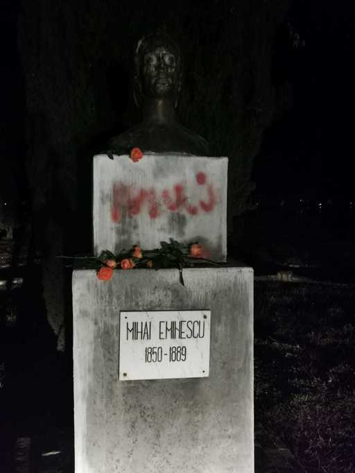 Mehedinţi: Poliţiştii îi caută pe cei care au vandalizat statuia lui Mihai Eminescu de la Orşova/ Au fost scrise texte obscene cu vopsea roşie