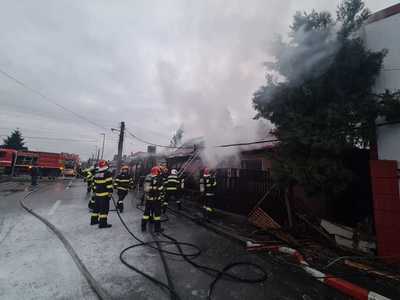 Incendiu puternic la un magazin şi o casă din oraşul Voluntari. Intervin şapte autospeciale ale pompierilor - VIDEO
