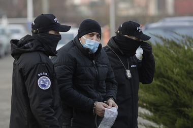 UPDATE - Un român membru Hells Angels, vizat de acuzaţii de trafic internaţional de droguri de mare risc, spălarea banilor şi complicitate la tentativă de omor, extrădat în SUA - FOTO