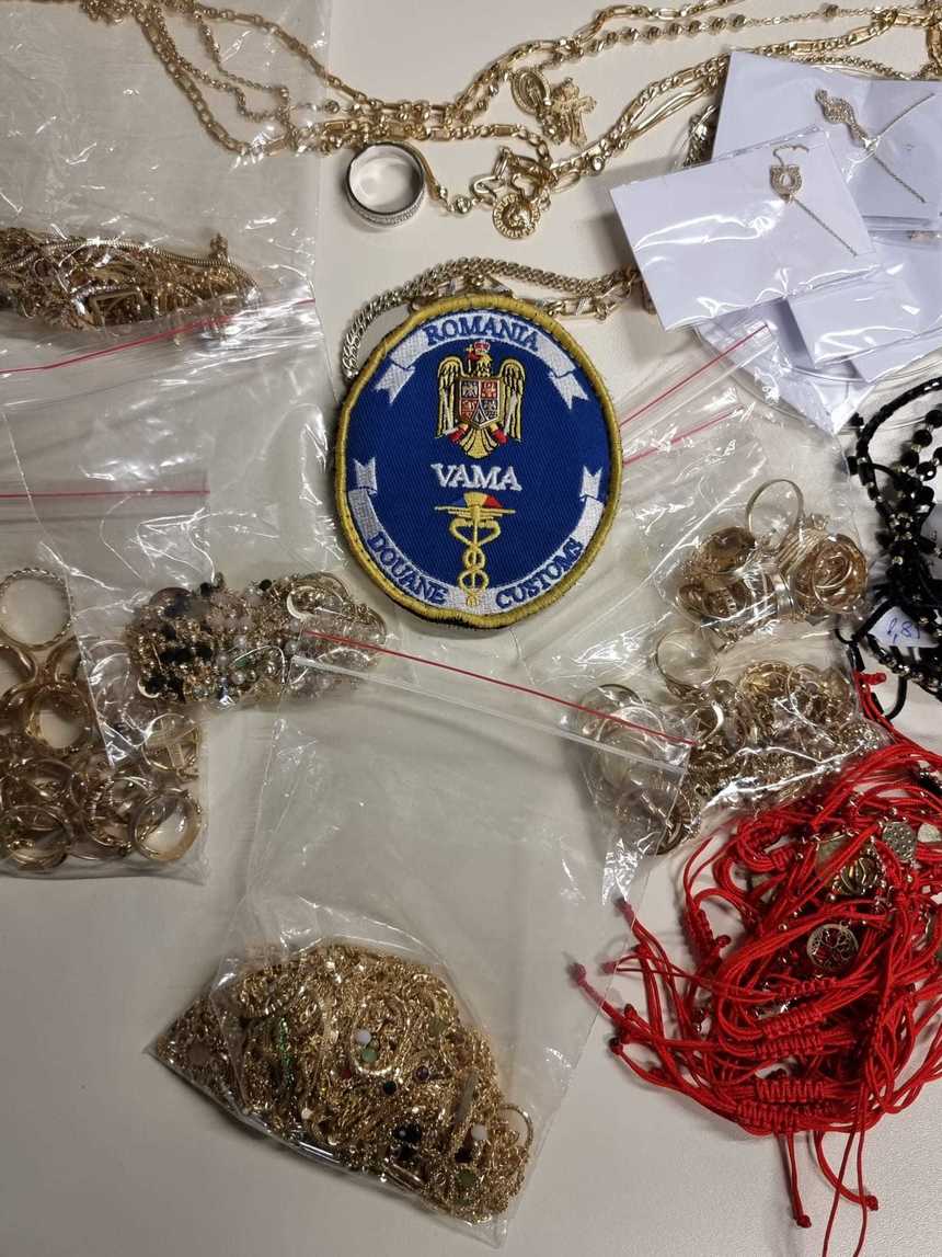 Peste 500 de grame de bijuterii din metal galben reţinute în vederea confiscării de inspectorii vamali de la punctul de Frontieră Otopeni Călători