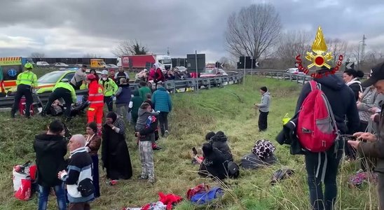 UPDATE - Italia: Un autocar cu 56 de români s-a răsturnat pe o autostradă la Padova. Mai multe persoane au fost transportate la spital / 3 copii şi 4 adulţi, răniţi / Un alt autocar va transporta restul pasagerilor la destinaţie  - VIDEO