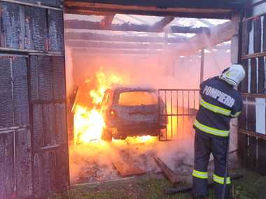 Incendiu la o hală cu utilaje agricole din judeţul Satu Mare / Un recipient cu substanţe inflamabile a explodat / O persoană, rănită