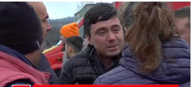 Reacţie dură a fratelui unuia dintre muncitorii morţi la cariera Jilţ Sud: Poate trăia dacă aveau drumuri făcute! Nu au! Stau în birouri, nu iasă din birouri, la căldură, că-i nămol! Ei nu pot să meargă, noi putem să mergem, că suntem proştii lor! - VIDEO
