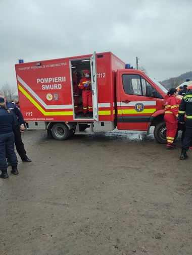 Accidentul de la cariera Jilţ Sud - Verificările Poliţiei arată că în autoutilitara răsturnată erau transportaţi laolaltă oameni şi echipament
