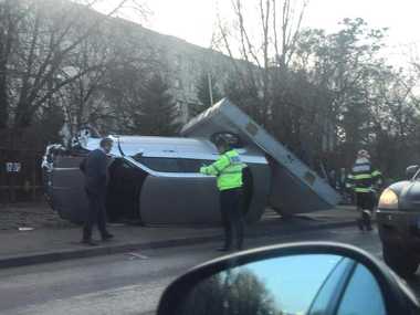 UPDATE  - Accident de circulaţie cu trei autovehicule produs pe Şos. Vitan-Bârzeşti din Capitală. Unul dintre şoferi consumase substanţe psihoactive / Două adolescente au fost rănite / Care este starea victimelor