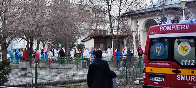 UPDATE - Incendiu la Spitalul de Copii din Galaţi / Degajare mare de fum dintr-un laborator / Aproximativ 100 de persoane, între care 50 de copii, evacuate / Dosar penal - FOTO / VIDEO 