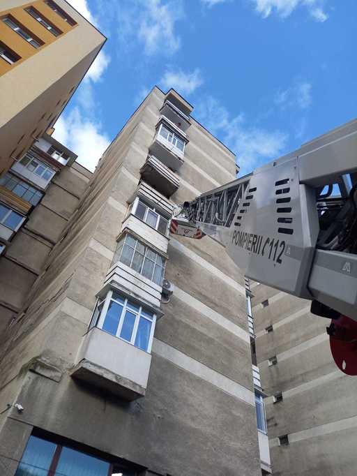 Intervenţii ale pompierilor pentru îndepărtarea de tencuială de pe faţada unui bloc / Primăria a propus locatarilor reabilitarea termică, dar au refuzat

