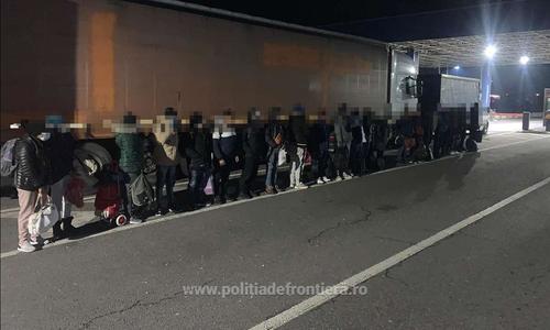 Arad: 52 de migranţi, prinşi în timp ce încercau să treacă ilegal frontiera spre Ungaria pe jos sau ascunşi în TIR-uri ori autoutilitare