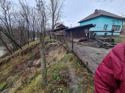 UPDATE - Vâlcea: Autorităţile intervin în urma unor alunecări de teren produse la Berbeşti şi Muereasca, în urma ploilor abundente / Două imobile se află în zonă, dar încă nu a fost dispusă evacuarea - FOTO, VIDEO