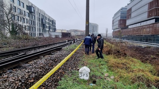 Timişoara: Bărbat mort, găsit pe calea ferată/ A fost surprins de o locomotivă/ Poliţiştii au deschis dosar penal - FOTO
