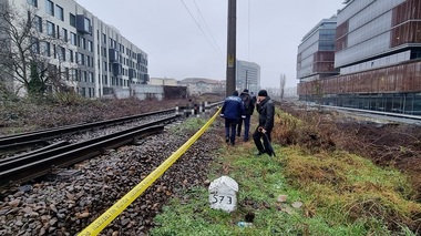 Timişoara: Bărbat mort, găsit pe calea ferată/ A fost surprins de o locomotivă/ Poliţiştii au deschis dosar penal - FOTO
