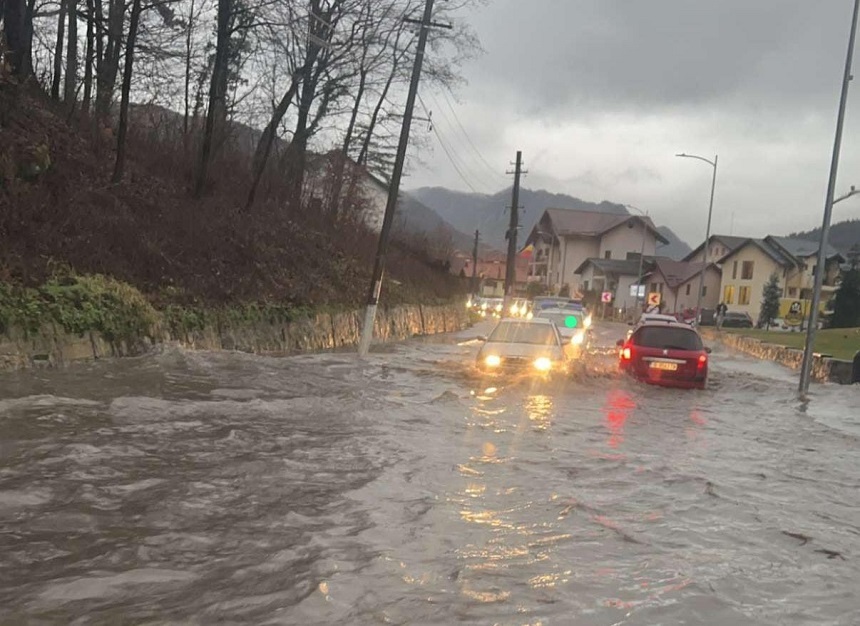 Drumul naţional 7, inundat în zona Călimăneşti, unde apa pe carosabil depăşeşte jumătate de metru - FOTO
