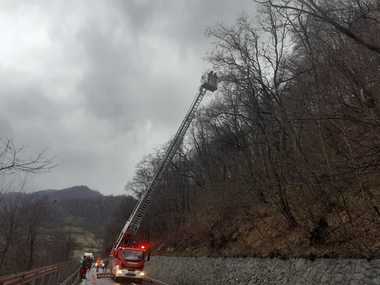 UPDATE Trafic reluat pe DN7, între Râmnicu Vâlcea şi Sibiu, după trei ore de toaletare a unor arbori la Robeşti (jud. Vâlcea) / Traficul restricţionat între localităţile Lăzăret şi Boiţa (jud. Sibiu) din cauza taluzului surpat
