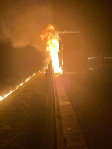 UPDATE - Alba: Un camion care transporta carton a luat foc pe autostrada A 10 / Mai multe echipaje au intervenit / Focul, pornit de la un scurtcircuit - FOTO / VIDEO