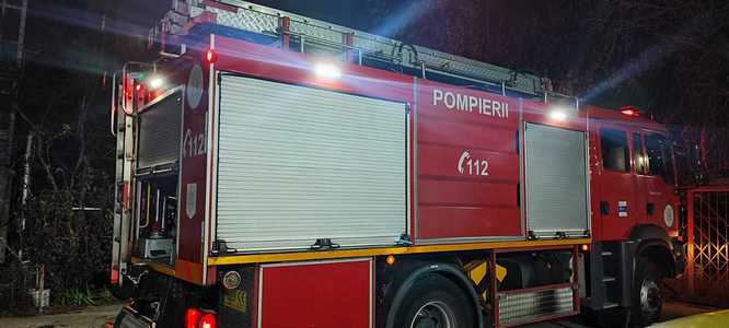 Incendiu în bucătăria unui apartament din Craiova/ 15 persoane au fost evacuate de pompieri, iar alte 20 au ieşit singure din bloc
