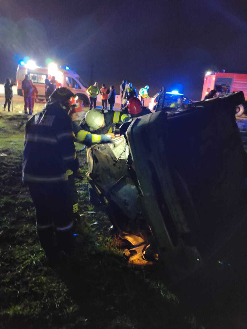 UPDATE - Constanţa: Accident cu trei maşini, la ieşirea din localitatea Ovidiu / Un autoturism s-a răsturnat / Şase persoane au refuzat transportul la spital