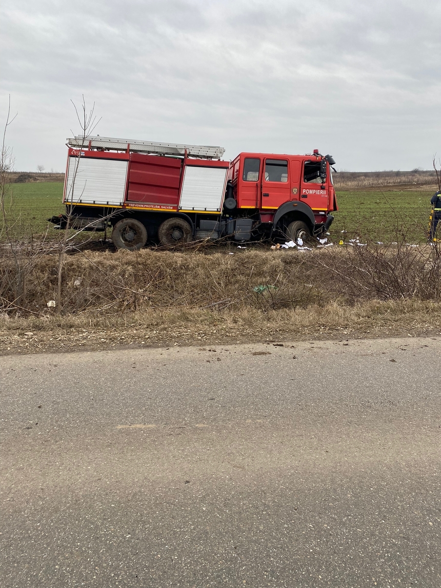 UPDATE - Buzău: O autospecială ISU şi o maşină s-au ciocnit pe un drum judeţean / Un tânăr de 24 de ani a murit, iar trei pompieri au fost răniţi 