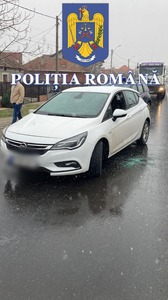 Mehedinţi: Un cetăţean danez a intrat în România pe la Porţile de Fier 2 fără să oprească maşina la controlul de frontieră/ Poliţiştii l-au găsit în trafic, însă a fost nevoie să îi spargă geamul autoturismului pentru a-l scoate din acesta