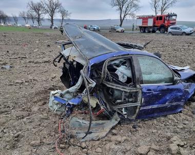 Tulcea: O fată de 17 ani şi un băiat de 15 ani au murit într-un accident rutier / Şoferul de 21 de ani a ajuns în comă la spital 