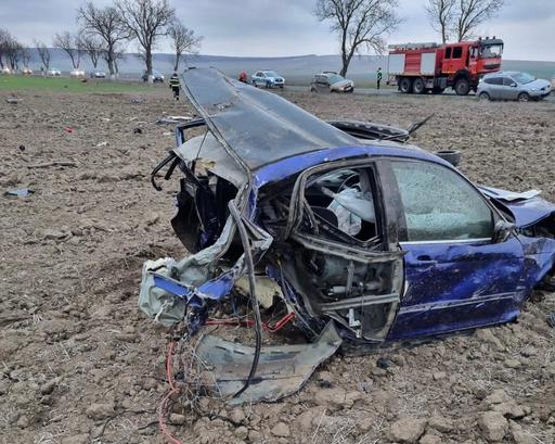 Tulcea: O fată de 17 ani şi un băiat de 15 ani au murit într-un accident rutier / Şoferul de 21 de ani a ajuns în comă la spital 