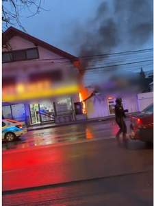 Un bărbat a tăiat cu toporul o ţeavă de gaz din Focşani, a vrut să provoace o explozie şi s-a refugiat într-un imobil / Forţele de ordine au reuşit să-l imobilizeze - VIDEO