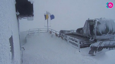 Domeniul schiabil al staţiunii Sinaia este închis, vineri. Telecabina şi telegondola care urcă la Cota 2000 în Bucegi nu funcţionează din cauza condiţiilor meteo - FOTO
