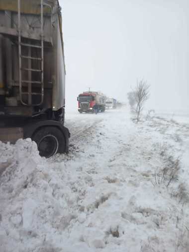 UPDATE - Buzău - Circulaţie complet blocată pe DN2 Urziceni - Buzău, din cauza unui tir care a derapat / Traficul a fost reluat, dirijatDin cauza vremii, CNAIR a instituit restricţii de circulaţie pe două drumuri din judeţ