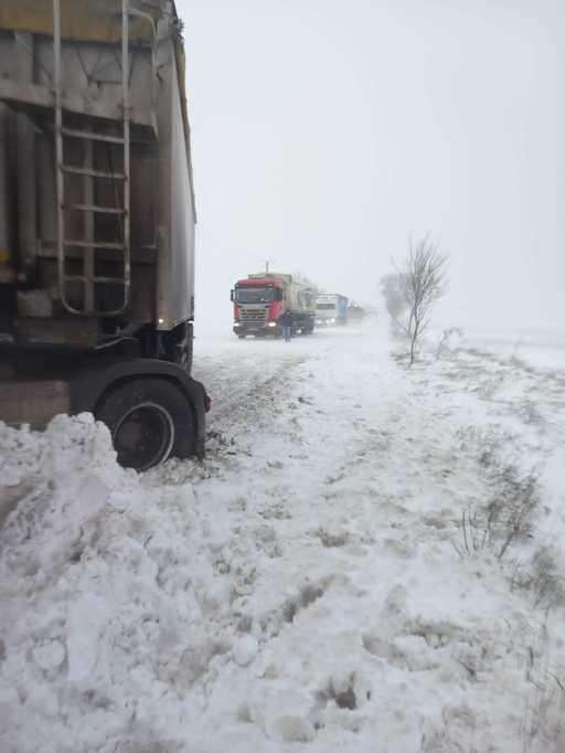 UPDATE - Buzău - Circulaţie complet blocată pe DN2 Urziceni - Buzău, din cauza unui tir care a derapat / Traficul a fost reluat, dirijatDin cauza vremii, CNAIR a instituit restricţii de circulaţie pe două drumuri din judeţ