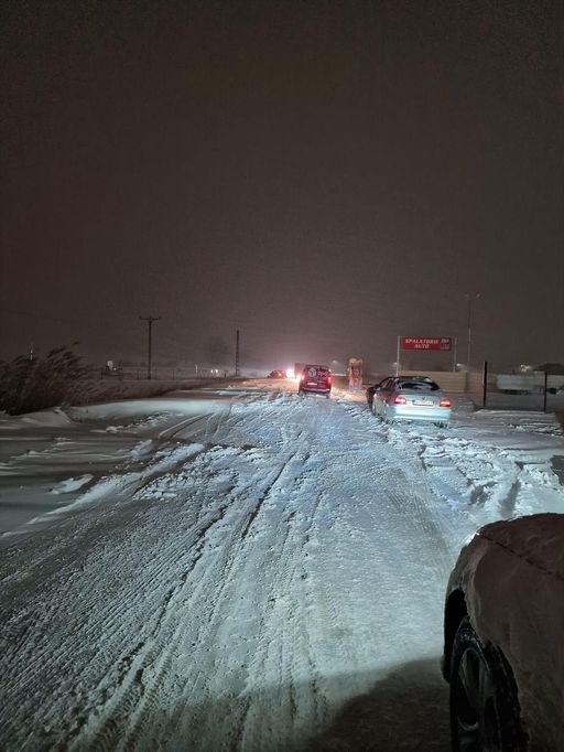 UPDATE - Microbuze cu muncitori şi autoturisme, blocate în judeţul Buzău din cauza ninsorii / Se intervine pentru deszăpezire pe mai multe tronsoane de drum / Circulaţie închisă sau restricţionată / Zeci de maşini, blocate pe DN 2 C