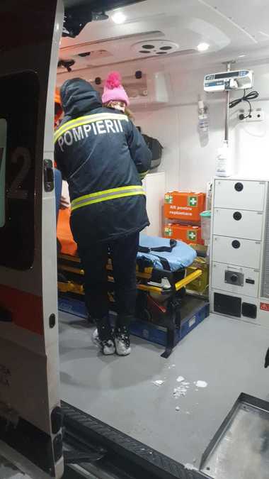 Vrancea: Operaţiunea dificilă pentru transportarea la spital a unui copil de 2 ani cu fractură la mână / Drumul spre comuna de unde trebuia preluat pacientul, înzăpezit