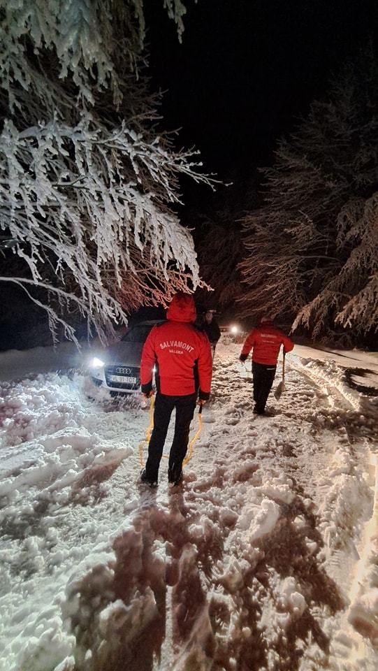 Vâlcea: Autoturism cu patru persoane, între care un copil mic, blocat în zăpadă, pe drumul către cabana Cozia / Intervin salvamontiştii