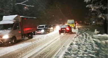 Trafic închis pe mai multe drumuri şi restricţii de tonaj din cauza zăpezii viscolite / Porturile rămân închise