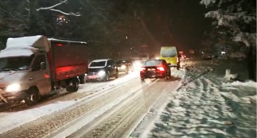 Trafic închis pe mai multe drumuri şi restricţii de tonaj din cauza zăpezii viscolite / Porturile rămân închise
