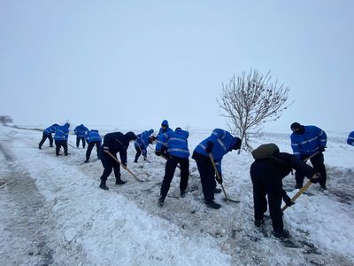 Buzău: Intervenţii pentru deszăpezirea autoturismelor şi TIR-urilor blocate în zăpadă / Pompierii chemaţi toţi la unitate / S-a apelat la jandarmi şi militari - FOTO / VIDEO