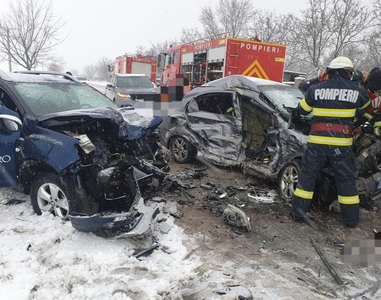 Ialomiţa: Două persoane, transportate la spital după ce două autoturisme s-au ciocnit, pe DN 2C - FOTO