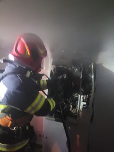 Sibiu: Un bancomat din Mediaş a fost distrus în urma unui incendiu izbucnit după ce persoane necunoscute au blocat fanta aparatului pentru a fura bani/ Prejudiciul nu a fost încă stabilit