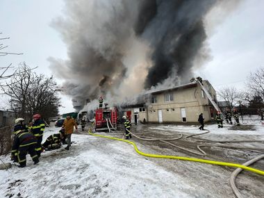 UPDATE - Mureş: Incendiu la un ansamblu de hale industriale din Târgu Mureş, cu flacără deschisă şi degajări mari de fum / A fost emis mesaj RO-Alert / Incendiu localizat / 15 tone de îngrăşământ NPK, evacuate - FOTO